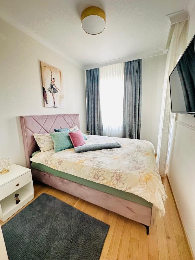 דירות באניה לוקה Stan Na Dan "Apartman Purple" מראה חיצוני תמונה
